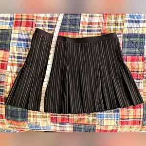 Pleated Guess Jeans black skirt with yellow lines